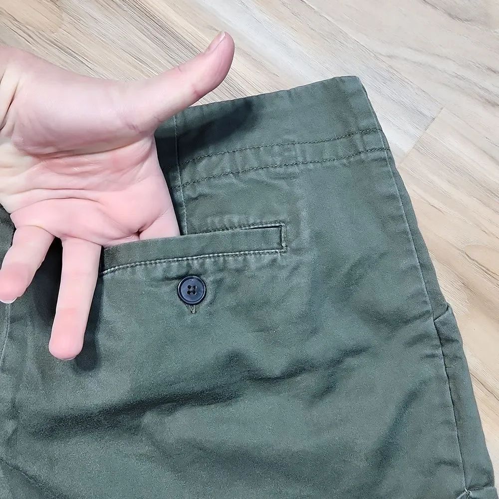 💜Olive Green Pleated Cuffed Shorts Size 6 - Picture 6 of 9